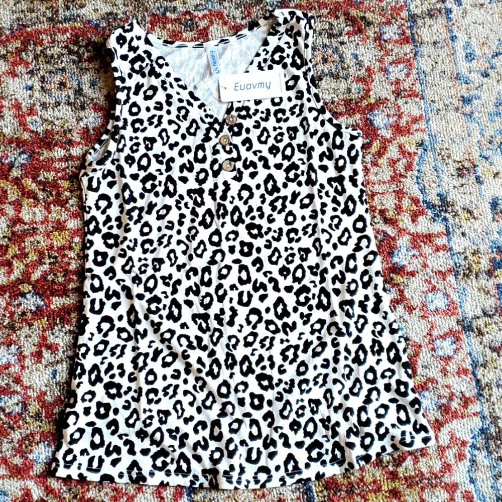 NWT Black and white sleeveless top leopard print v-neck with buttons